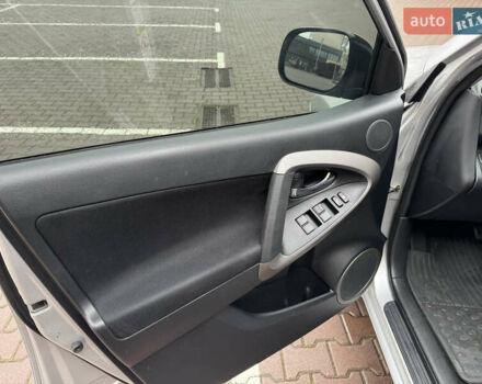 Серый Тойота РАВ 4, объемом двигателя 2 л и пробегом 185 тыс. км за 9600 $, фото 13 на Automoto.ua