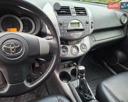 Сірий Тойота РАВ 4, об'ємом двигуна 2.23 л та пробігом 204 тис. км за 9400 $, фото 8 на Automoto.ua