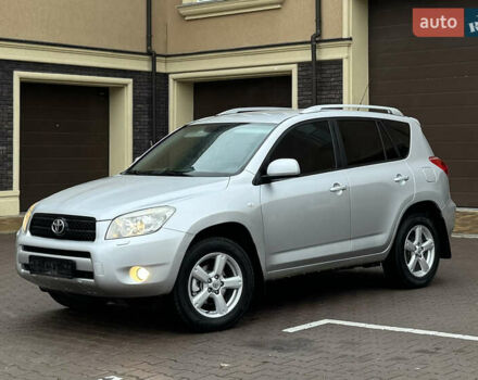 Серый Тойота РАВ 4, объемом двигателя 2 л и пробегом 185 тыс. км за 9600 $, фото 1 на Automoto.ua