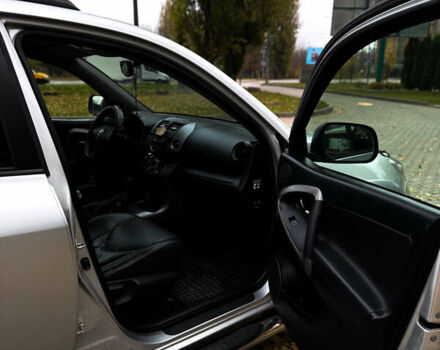 Серый Тойота РАВ 4, объемом двигателя 2.2 л и пробегом 271 тыс. км за 9500 $, фото 4 на Automoto.ua