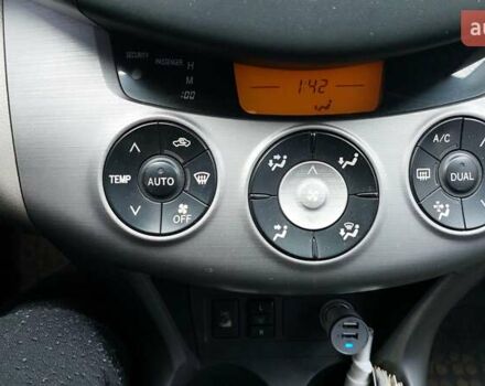 Сірий Тойота РАВ 4, об'ємом двигуна 2.4 л та пробігом 224 тис. км за 9000 $, фото 15 на Automoto.ua