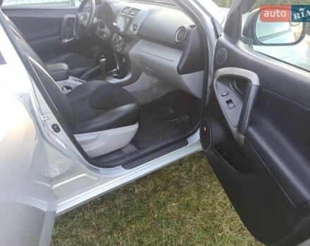 Серый Тойота РАВ 4, объемом двигателя 2.36 л и пробегом 177 тыс. км за 8500 $, фото 18 на Automoto.ua