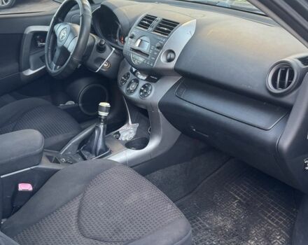 Сірий Тойота РАВ 4, об'ємом двигуна 2.2 л та пробігом 220 тис. км за 3950 $, фото 3 на Automoto.ua