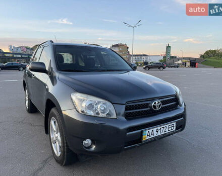 Серый Тойота РАВ 4, объемом двигателя 2 л и пробегом 260 тыс. км за 8900 $, фото 1 на Automoto.ua