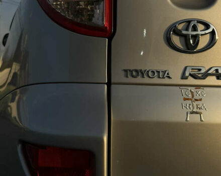 Сірий Тойота РАВ 4, об'ємом двигуна 2 л та пробігом 238 тис. км за 9999 $, фото 41 на Automoto.ua