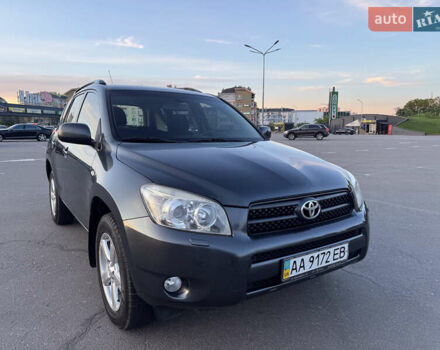 Серый Тойота РАВ 4, объемом двигателя 2 л и пробегом 260 тыс. км за 8700 $, фото 1 на Automoto.ua