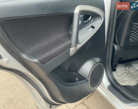 Серый Тойота РАВ 4, объемом двигателя 2 л и пробегом 260 тыс. км за 7500 $, фото 10 на Automoto.ua