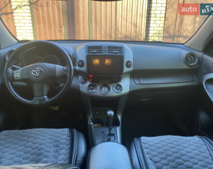 Серый Тойота РАВ 4, объемом двигателя 2 л и пробегом 301 тыс. км за 8800 $, фото 4 на Automoto.ua
