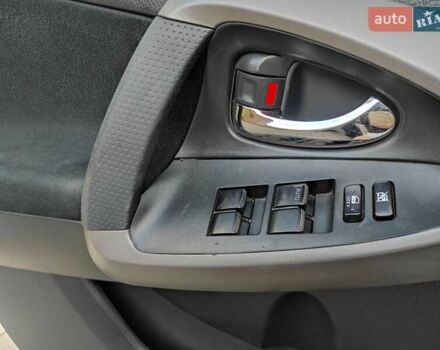 Сірий Тойота РАВ 4, об'ємом двигуна 2 л та пробігом 170 тис. км за 8699 $, фото 29 на Automoto.ua