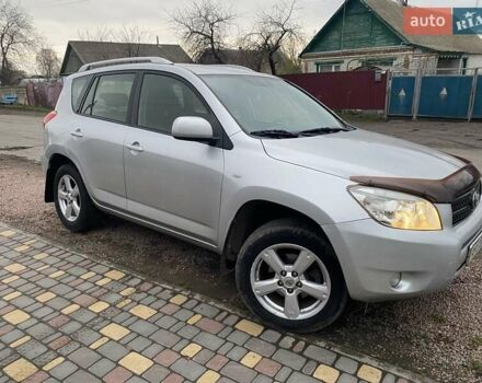 Серый Тойота РАВ 4, объемом двигателя 2 л и пробегом 195 тыс. км за 8000 $, фото 1 на Automoto.ua