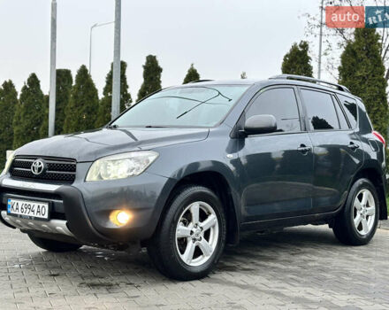 Серый Тойота РАВ 4, объемом двигателя 2 л и пробегом 172 тыс. км за 9500 $, фото 1 на Automoto.ua