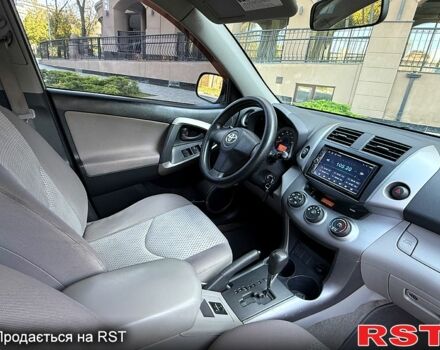 Серый Тойота РАВ 4, объемом двигателя 2.4 л и пробегом 230 тыс. км за 9300 $, фото 3 на Automoto.ua