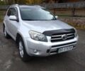 Серый Тойота РАВ 4, объемом двигателя 2.4 л и пробегом 250 тыс. км за 9000 $, фото 1 на Automoto.ua