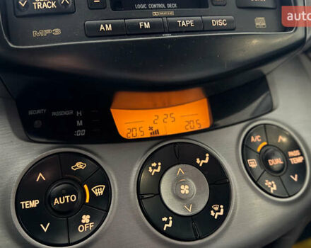 Сірий Тойота РАВ 4, об'ємом двигуна 2.36 л та пробігом 144 тис. км за 11000 $, фото 14 на Automoto.ua