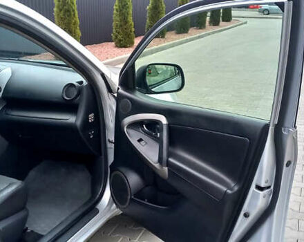 Сірий Тойота РАВ 4, об'ємом двигуна 2.4 л та пробігом 194 тис. км за 11900 $, фото 22 на Automoto.ua