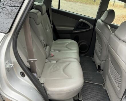 Сірий Тойота РАВ 4, об'ємом двигуна 2.4 л та пробігом 174 тис. км за 11700 $, фото 4 на Automoto.ua