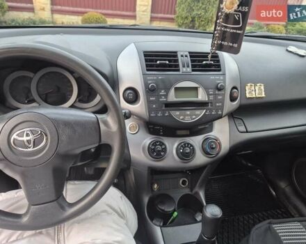 Сірий Тойота РАВ 4, об'ємом двигуна 2 л та пробігом 210 тис. км за 8300 $, фото 10 на Automoto.ua