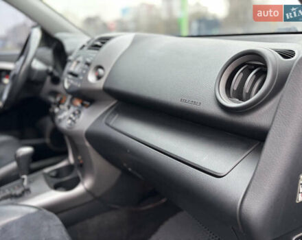 Серый Тойота РАВ 4, объемом двигателя 2 л и пробегом 172 тыс. км за 9500 $, фото 21 на Automoto.ua