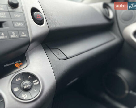 Серый Тойота РАВ 4, объемом двигателя 2 л и пробегом 172 тыс. км за 9500 $, фото 28 на Automoto.ua