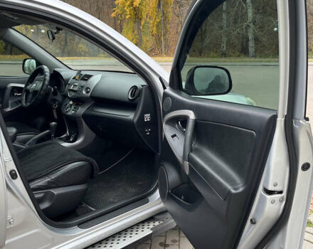 Серый Тойота РАВ 4, объемом двигателя 2 л и пробегом 219 тыс. км за 10500 $, фото 4 на Automoto.ua