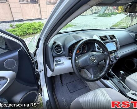 Серый Тойота РАВ 4, объемом двигателя 2.4 л и пробегом 230 тыс. км за 9300 $, фото 4 на Automoto.ua