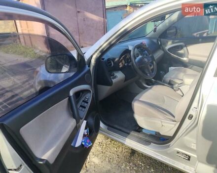 Серый Тойота РАВ 4, объемом двигателя 2.36 л и пробегом 196 тыс. км за 9500 $, фото 4 на Automoto.ua