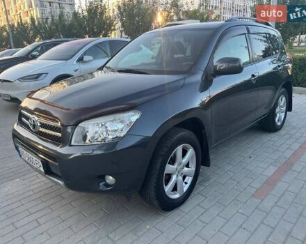 Серый Тойота РАВ 4, объемом двигателя 2 л и пробегом 243 тыс. км за 8800 $, фото 2 на Automoto.ua