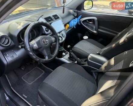 Серый Тойота РАВ 4, объемом двигателя 2.2 л и пробегом 255 тыс. км за 11500 $, фото 3 на Automoto.ua