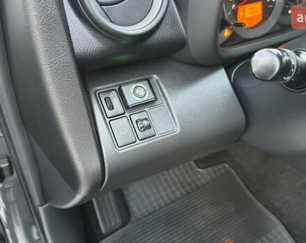 Серый Тойота РАВ 4, объемом двигателя 2 л и пробегом 90 тыс. км за 12300 $, фото 94 на Automoto.ua