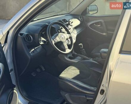 Сірий Тойота РАВ 4, об'ємом двигуна 2.2 л та пробігом 263 тис. км за 8950 $, фото 4 на Automoto.ua