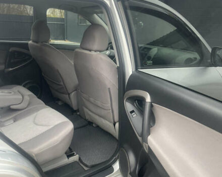 Сірий Тойота РАВ 4, об'ємом двигуна 2.4 л та пробігом 158 тис. км за 8500 $, фото 12 на Automoto.ua