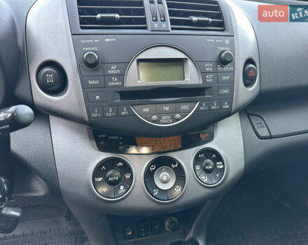 Серый Тойота РАВ 4, объемом двигателя 2 л и пробегом 213 тыс. км за 9999 $, фото 26 на Automoto.ua