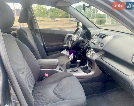 Серый Тойота РАВ 4, объемом двигателя 2 л и пробегом 317 тыс. км за 11777 $, фото 7 на Automoto.ua