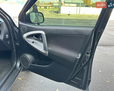 Серый Тойота РАВ 4, объемом двигателя 2 л и пробегом 213 тыс. км за 9999 $, фото 43 на Automoto.ua