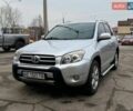 Серый Тойота РАВ 4, объемом двигателя 2 л и пробегом 270 тыс. км за 10000 $, фото 1 на Automoto.ua