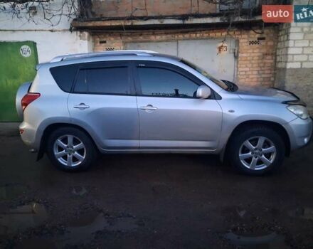 Серый Тойота РАВ 4, объемом двигателя 2 л и пробегом 165 тыс. км за 10700 $, фото 1 на Automoto.ua