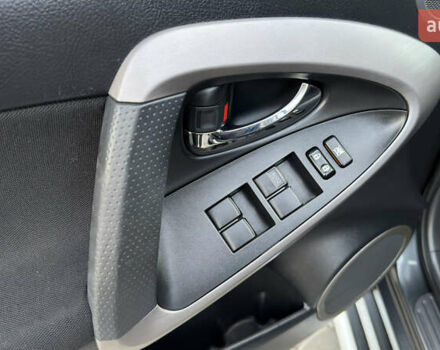 Серый Тойота РАВ 4, объемом двигателя 2 л и пробегом 90 тыс. км за 12300 $, фото 83 на Automoto.ua