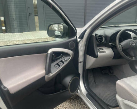 Сірий Тойота РАВ 4, об'ємом двигуна 2.4 л та пробігом 158 тис. км за 8500 $, фото 17 на Automoto.ua