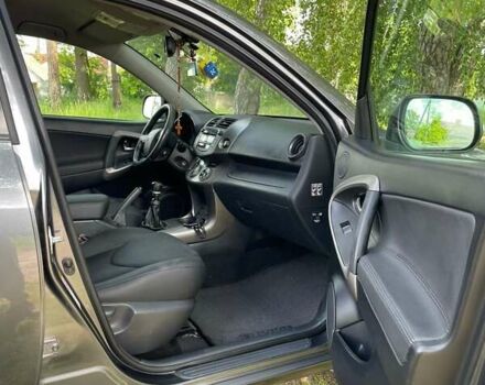 Серый Тойота РАВ 4, объемом двигателя 2.2 л и пробегом 277 тыс. км за 11000 $, фото 4 на Automoto.ua