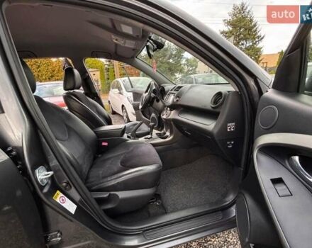 Сірий Тойота РАВ 4, об'ємом двигуна 2 л та пробігом 137 тис. км за 7700 $, фото 3 на Automoto.ua