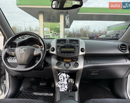 Серый Тойота РАВ 4, объемом двигателя 2 л и пробегом 140 тыс. км за 13500 $, фото 1 на Automoto.ua