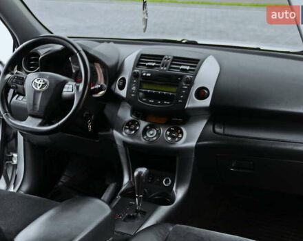 Сірий Тойота РАВ 4, об'ємом двигуна 2 л та пробігом 141 тис. км за 12750 $, фото 9 на Automoto.ua