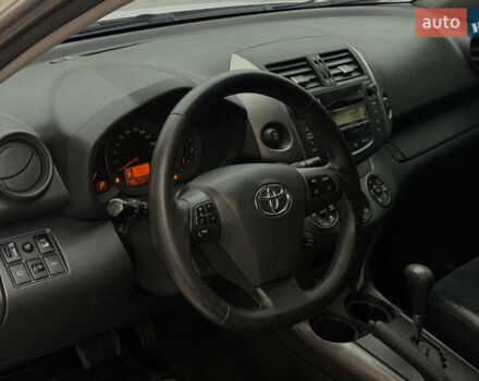 Сірий Тойота РАВ 4, об'ємом двигуна 2 л та пробігом 143 тис. км за 12800 $, фото 5 на Automoto.ua