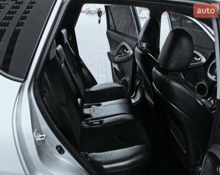 Сірий Тойота РАВ 4, об'ємом двигуна 2 л та пробігом 141 тис. км за 12750 $, фото 8 на Automoto.ua