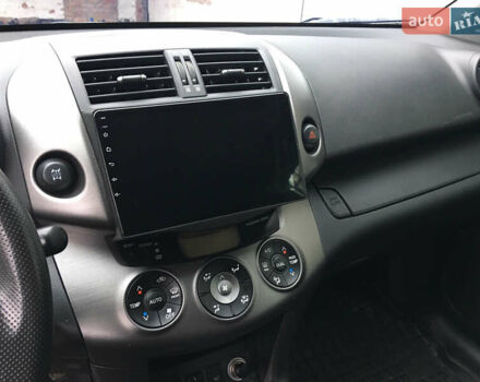 Сірий Тойота РАВ 4, об'ємом двигуна 2 л та пробігом 101 тис. км за 8500 $, фото 6 на Automoto.ua