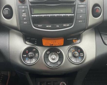 Сірий Тойота РАВ 4, об'ємом двигуна 2 л та пробігом 232 тис. км за 12900 $, фото 19 на Automoto.ua