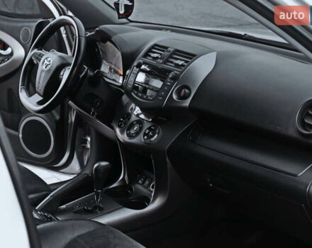 Сірий Тойота РАВ 4, об'ємом двигуна 2 л та пробігом 141 тис. км за 12750 $, фото 7 на Automoto.ua