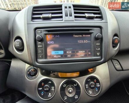 Сірий Тойота РАВ 4, об'ємом двигуна 2 л та пробігом 124 тис. км за 13800 $, фото 4 на Automoto.ua
