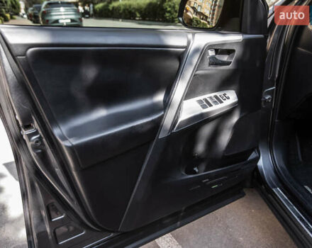 Сірий Тойота РАВ 4, об'ємом двигуна 2.23 л та пробігом 180 тис. км за 22490 $, фото 6 на Automoto.ua