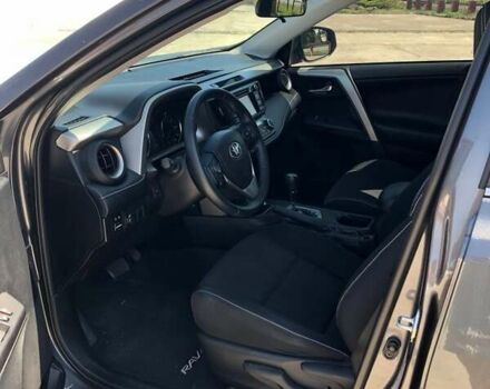 Тойота РАВ 4 2017 в Никополе на Automoto.ua Серый Тойота РАВ 4, объемом двигателя 2.49 л и пробегом 85 тыс. км за 19500 $, фото 6 на Automoto.ua